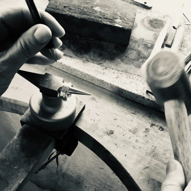 Travail au poinçon pour une bague de la collection texture