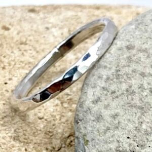 Bague argent 925 artisanale "Anneau martelé fin" – Collection Texture