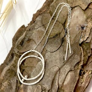 Boucles d’oreilles pendantes argent 925 artisanales « Un Grain sur le Fil »