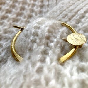 broche fibule artisanale en laiton